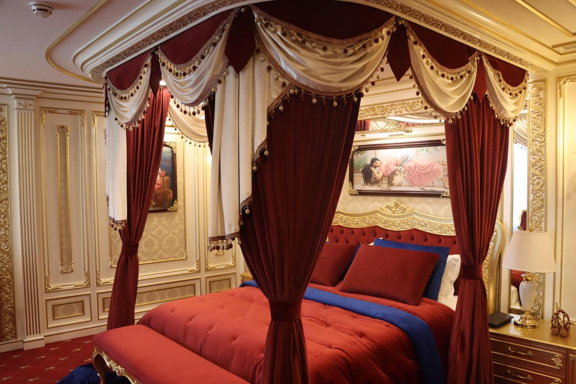 Cristal Erbil Hotel Экстерьер фото A bedroom in the Imperial Suite