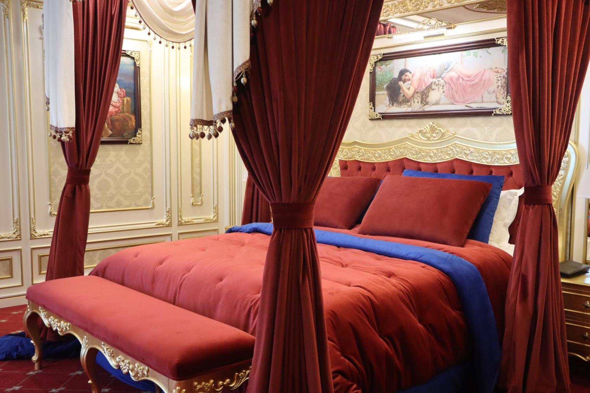 Cristal Erbil Hotel Экстерьер фото A bed with curtains