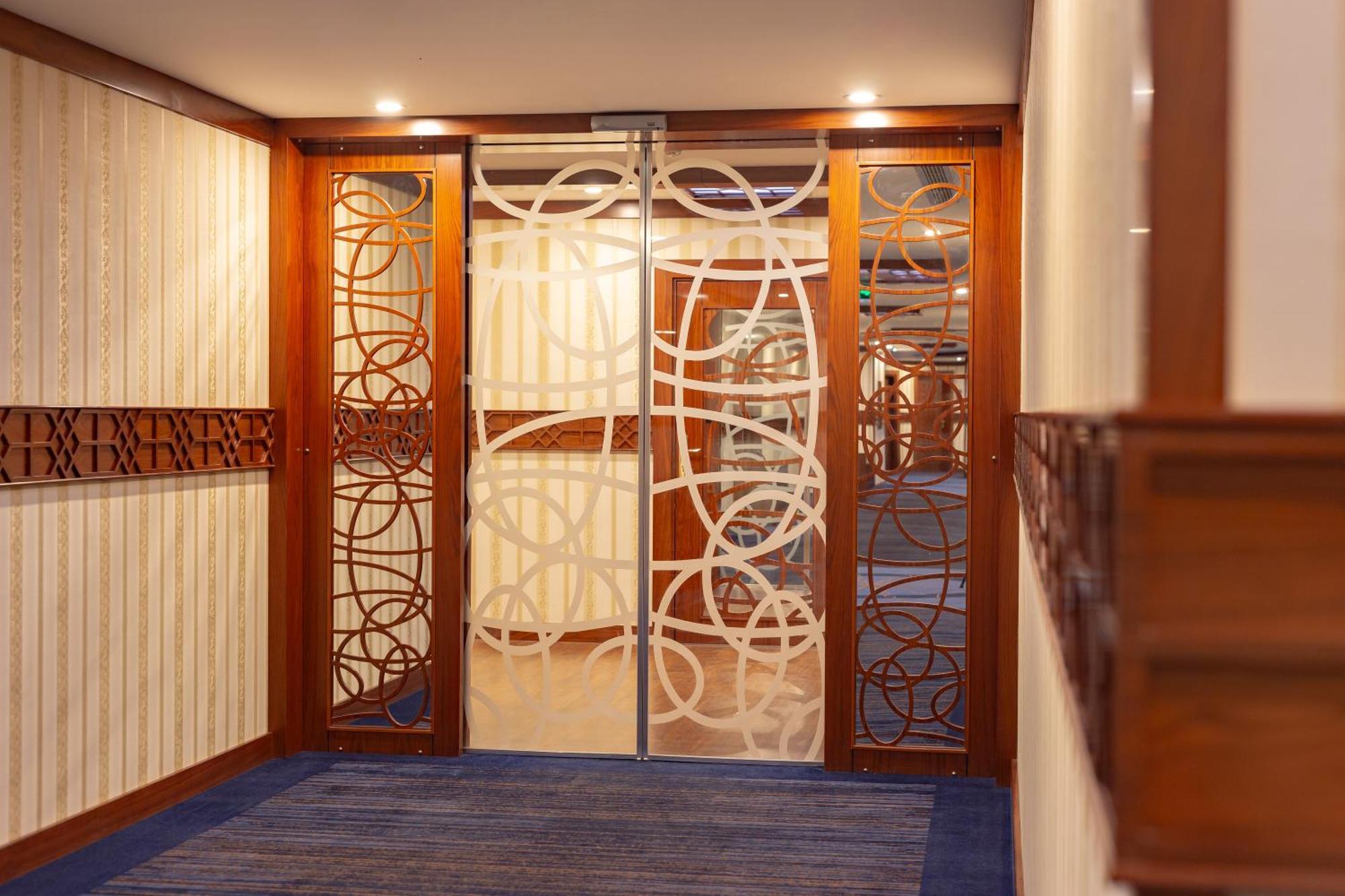 Cristal Erbil Hotel Экстерьер фото A door with etched glass