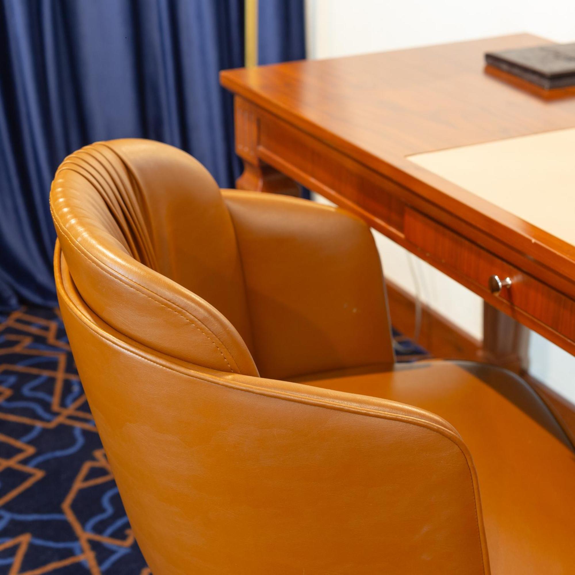 Cristal Erbil Hotel Экстерьер фото A leather chair