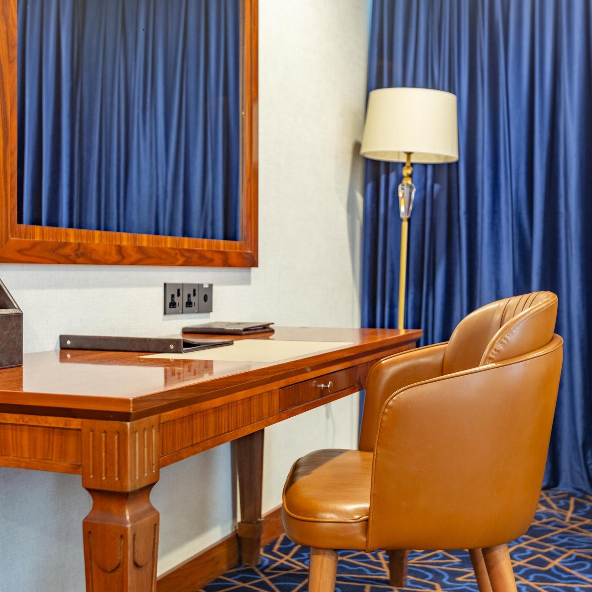 Cristal Erbil Hotel Экстерьер фото A writing desk in a hotel room